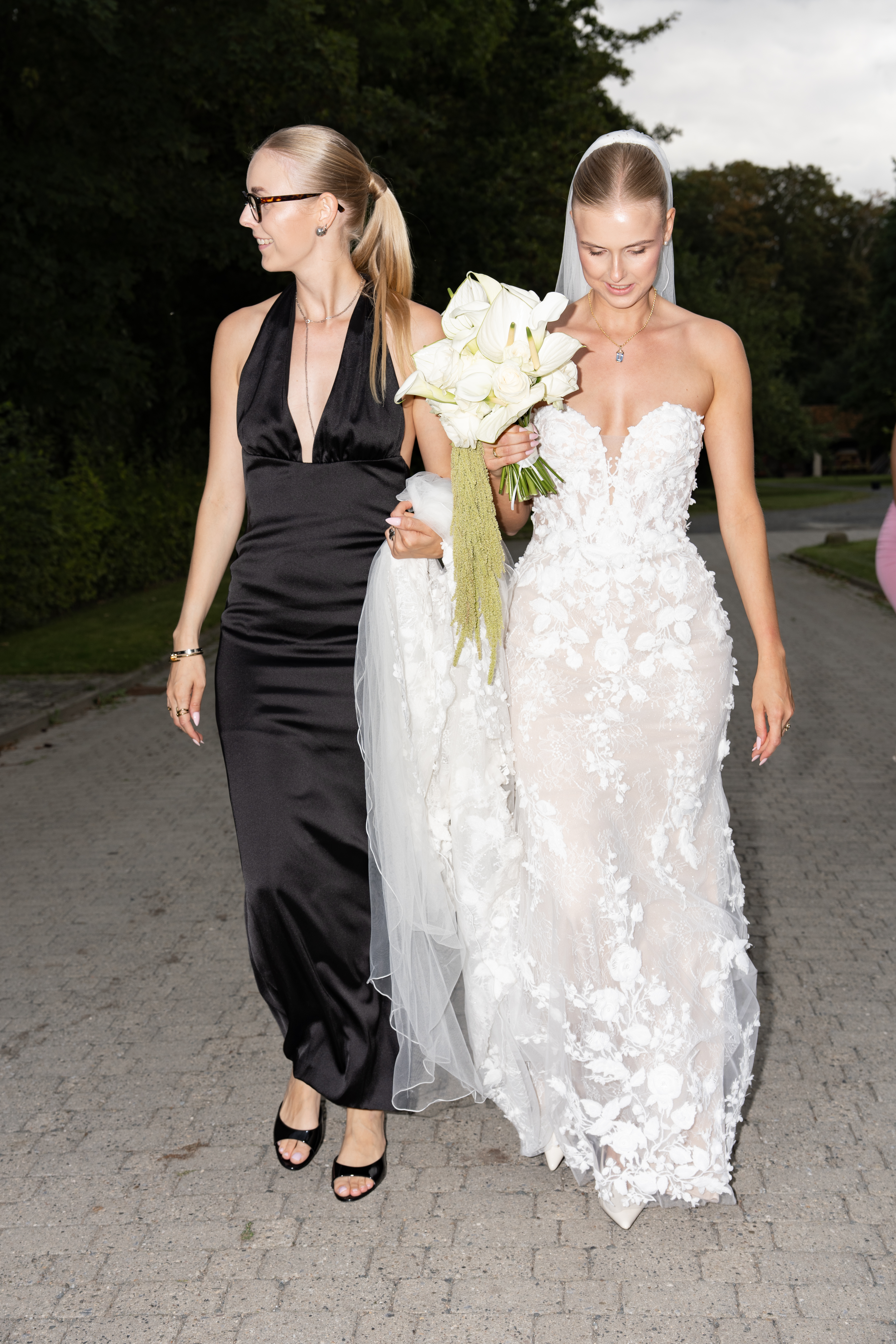 Braut mit ihrer Schwester