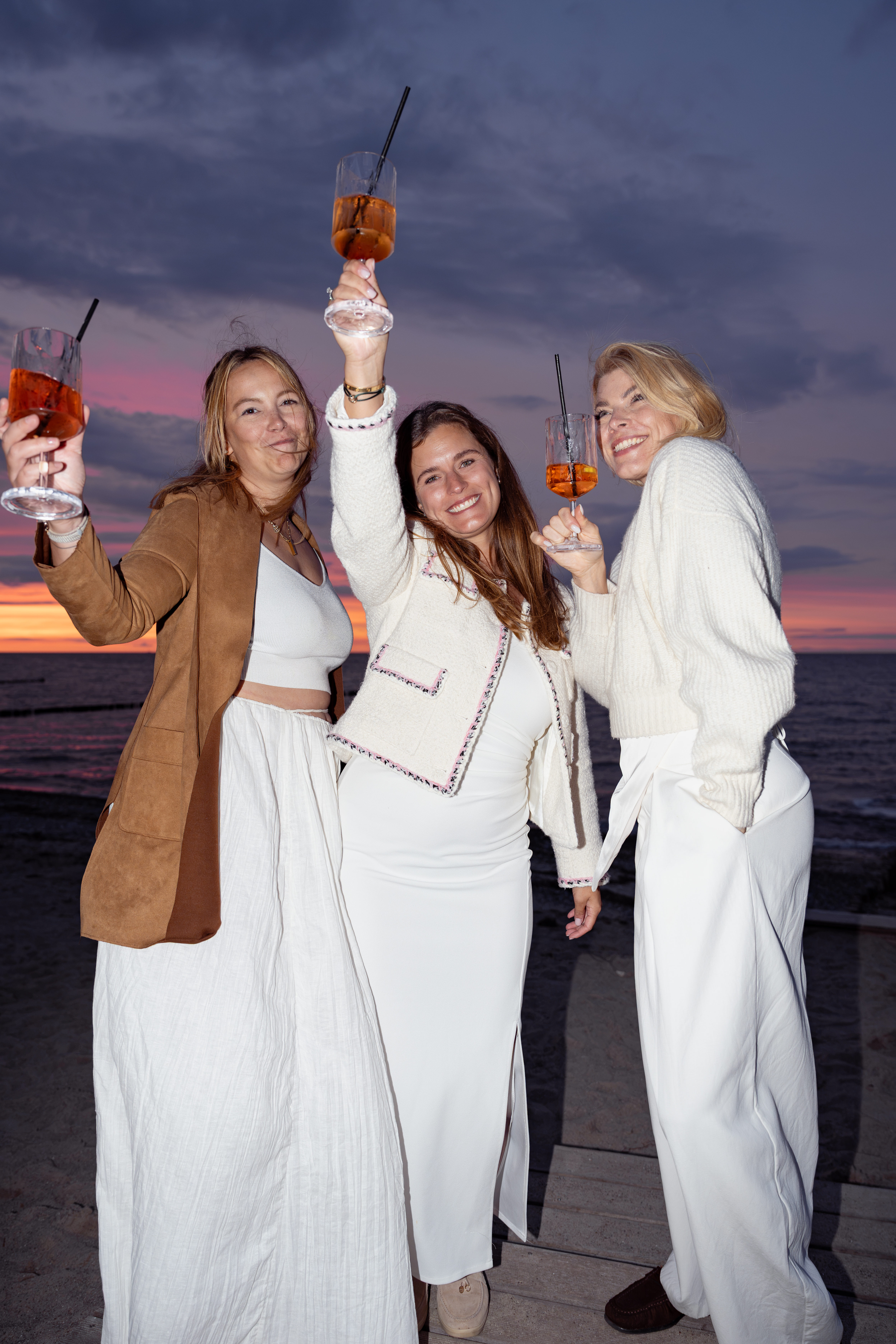 Party am Strand im Sonnenuntergang
