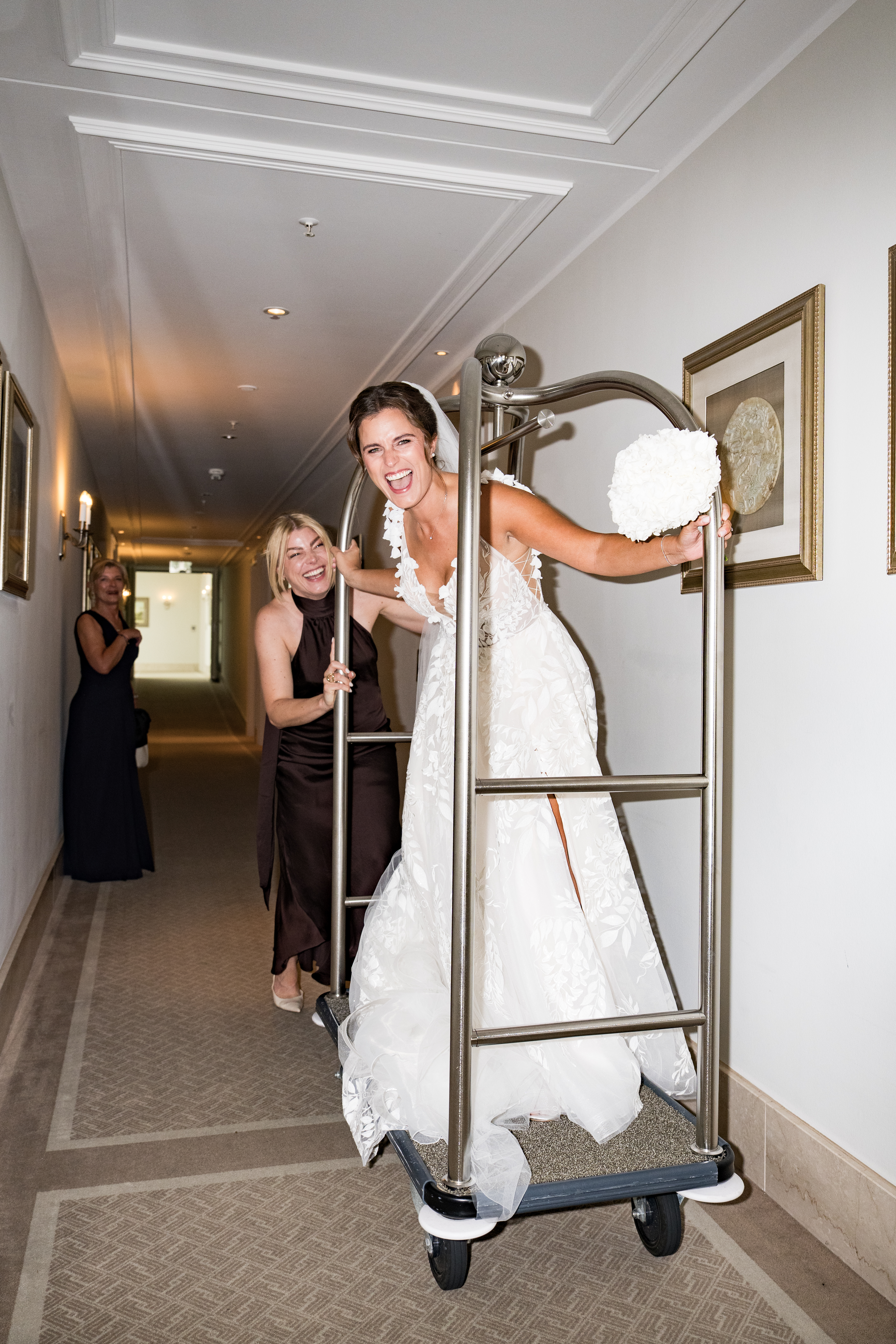 Braut mit Trauzeugin im Hotelflur
