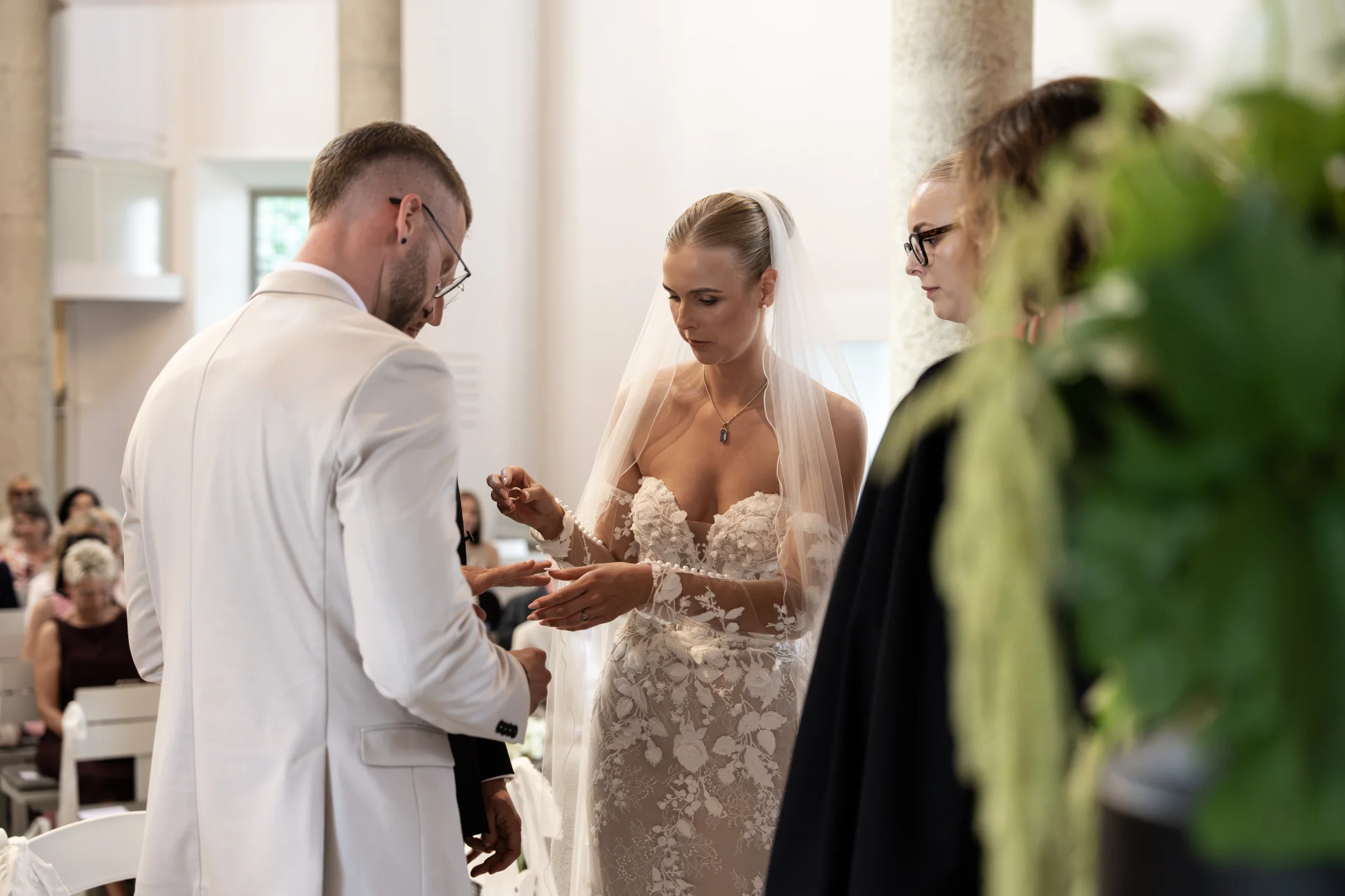 Braut beim Ringe aufstecken