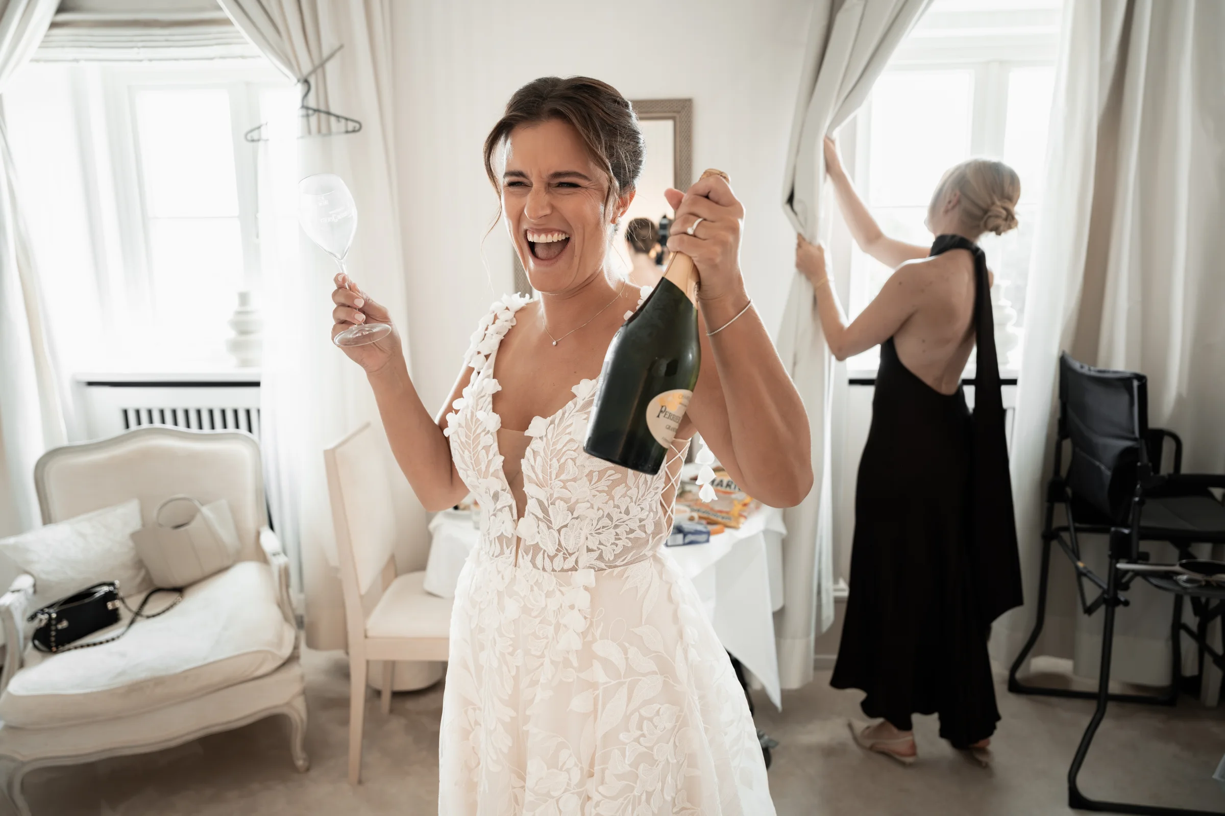 Braut bei Champagnerparty