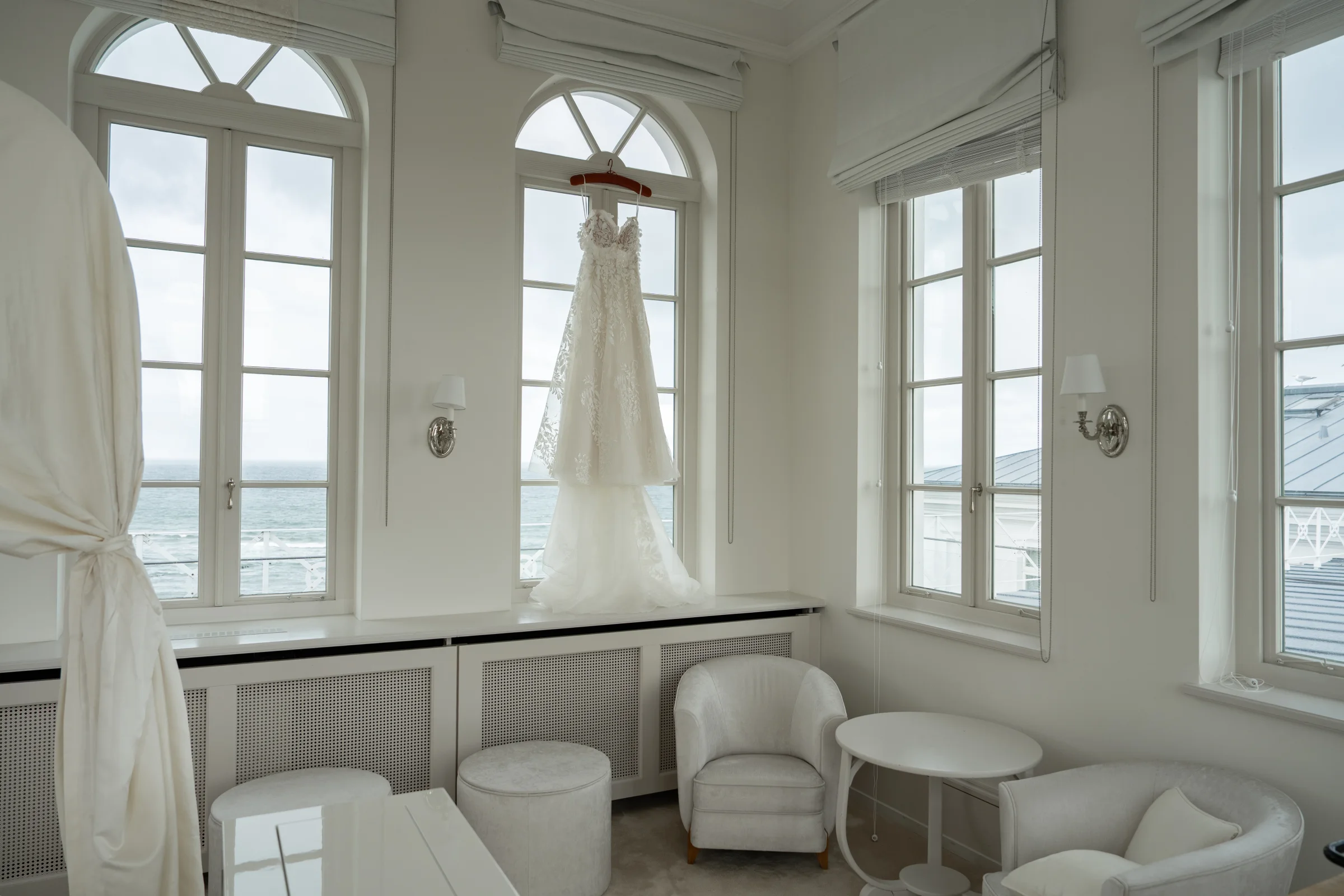 Kleid hängt in der Suite