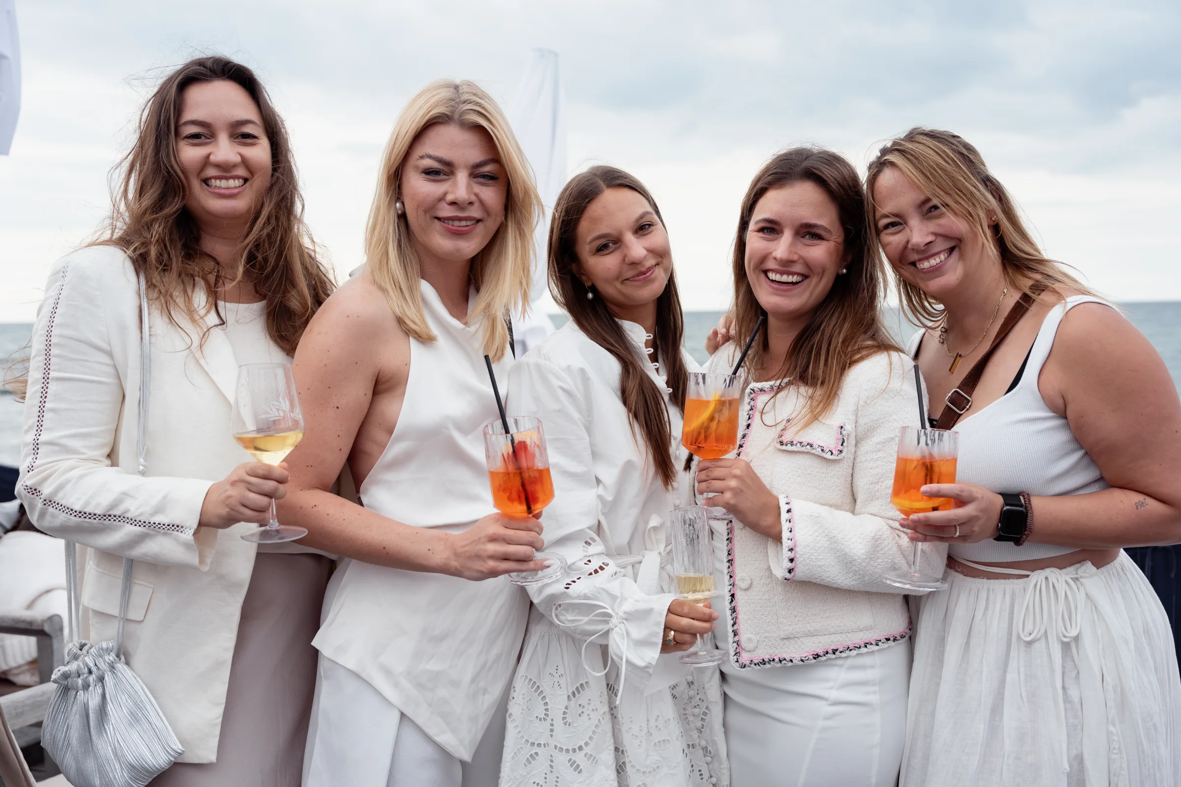 Gruppenbild bei der All White Party